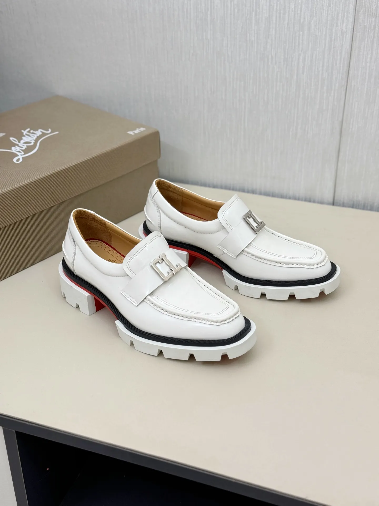 [CL～High-end men’s red-soled shoes] Top P: 880💰. Size: 39-44 (38.45.46 can be customized) 🆑Top original order purchasing agent Imported open-edge bead fabric and water-dyed cowhide inside 🉑️ Imported TPU rubber sole, wear-resistant and non-slip, full of European style.